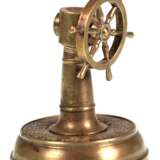 Zigarrenabschneider in Form eines Steuerrades, Messing, zu öffnen mit Schraubgewinde, mit arabischen Schriftzeichen, kl. Riß und Gebrauchspuren, H. 12,5 cm - photo 1