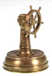 Zigarrenabschneider in Form eines Steuerrades, Messing, zu öffnen mit Schraubgewinde, mit arabischen Schriftzeichen, kl. Riß und Gebrauchspuren, H. 12,5 cm