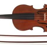Geige "Neumann & Hornsteiner", Mittenwald in Bayern, um 1900, Ges.-L. 59 cm, mit 2 Bögen, L. 71 cm und 74 cm - photo 1