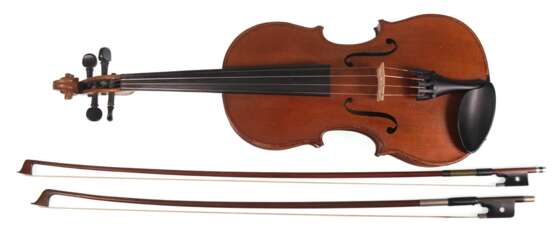Geige "Neumann & Hornsteiner", Mittenwald in Bayern, um 1900, Ges.-L. 59 cm, mit 2 Bögen, L. 71 cm und 74 cm - фото 1 Geige "Neumann & Hornsteiner", Mittenwald in Bayern, um 1900, Ges.-L. 59 cm, mit 2 Bögen, L. 71 cm und 74 cm - фото 1