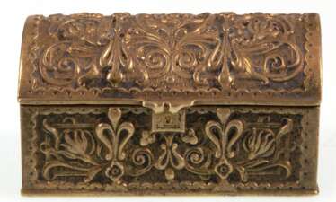 Briefmarken-Box in Truhenform, 1930er Jahre, Messing und Kupfer, reich reliefiert, 4,3x7,7x4,5 cm