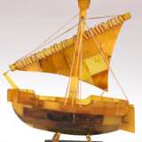Bernstein-Segelschiff, Einmastsegler, aus diversen Bernsteinen zusammengesetzt, Ges.-Gew. 68,1 g, 13,5x10,5x4 cm - Foto 1