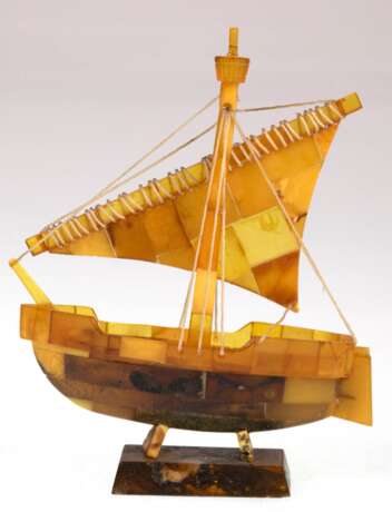 Bernstein-Segelschiff, Einmastsegler, aus diversen Bernsteinen zusammengesetzt, Ges.-Gew. 68,1 g, 13,5x10,5x4 cm - Foto 1