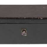 Spielkarten-Box, J. Weidman K.K. Hoffabrikant Wien, Holz mit Lederbezug, Scharnier-Deckel und -Front aufklappbar, im Inneren 4 Fächer mit Messingmontur, Hakenschloß mit Schlüssel. 7,5x18,5x9 cm, dazu kleines Patience-Kar… - фото 1