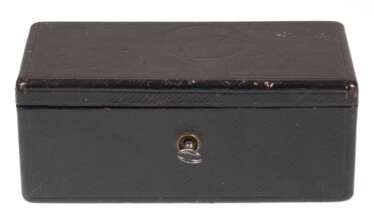 Spielkarten-Box, J. Weidman K.K. Hoffabrikant Wien, Holz mit Lederbezug, Scharnier-Deckel und -Front aufklappbar, im Inneren 4 Fächer mit Messingmontur, Hakenschloß mit Schlüssel. 7,5x18,5x9 cm, dazu kleines Patience-Kar…