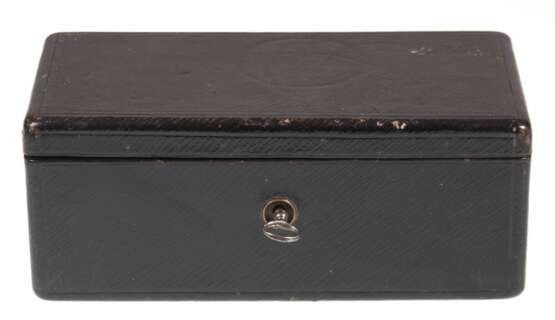 Spielkarten-Box, J. Weidman K.K. Hoffabrikant Wien, Holz mit Lederbezug, Scharnier-Deckel und -Front aufklappbar, im Inneren 4 Fächer mit Messingmontur, Hakenschloß mit Schlüssel. 7,5x18,5x9 cm, dazu kleines Patience-Kar… - photo 1 Spielkarten-Box, J. Weidman K.K. Hoffabrikant Wien, Holz mit Lederbezug, Scharnier-Deckel und -Front aufklappbar, im Inneren 4 Fächer mit Messingmontur, Hakenschloß mit Schlüssel. 7,5x18,5x9 cm, dazu kleines Patience-Kar… - photo 1