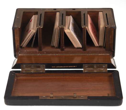 Spielkarten-Box, J. Weidman K.K. Hoffabrikant Wien, Holz mit Lederbezug, Scharnier-Deckel und -Front aufklappbar, im Inneren 4 Fächer mit Messingmontur, Hakenschloß mit Schlüssel. 7,5x18,5x9 cm, dazu kleines Patience-Kar… - photo 2 Spielkarten-Box, J. Weidman K.K. Hoffabrikant Wien, Holz mit Lederbezug, Scharnier-Deckel und -Front aufklappbar, im Inneren 4 Fächer mit Messingmontur, Hakenschloß mit Schlüssel. 7,5x18,5x9 cm, dazu kleines Patience-Kar… - photo 2