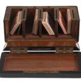 Spielkarten-Box, J. Weidman K.K. Hoffabrikant Wien, Holz mit Lederbezug, Scharnier-Deckel und -Front aufklappbar, im Inneren 4 Fächer mit Messingmontur, Hakenschloß mit Schlüssel. 7,5x18,5x9 cm, dazu kleines Patience-Kar… - фото 2