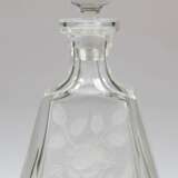 Karaffe, achtkantiger Korpus und Stopfen mit floralem Mattschliff, H. 28 cm - фото 1