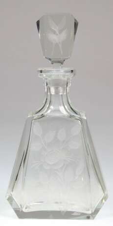 Karaffe, achtkantiger Korpus und Stopfen mit floralem Mattschliff, H. 28 cm - фото 1
