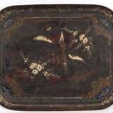 Tablett, Frankreich, um 1850, Metall, rechteckig, mit gewölbtem Rand, schwarz mit floraler Malerei in Gold und Weiß, 68x54 cm - фото 1