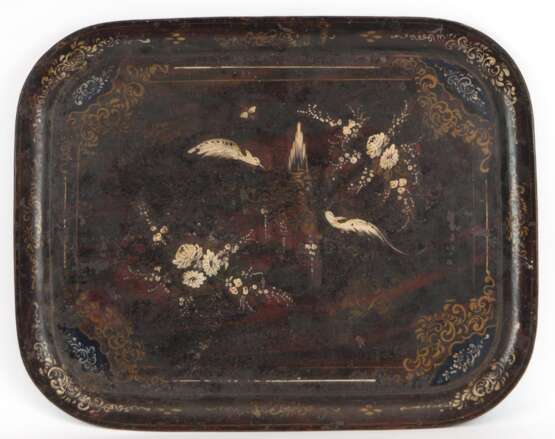 Tablett, Frankreich, um 1850, Metall, rechteckig, mit gewölbtem Rand, schwarz mit floraler Malerei in Gold und Weiß, 68x54 cm - фото 1 Tablett, Frankreich, um 1850, Metall, rechteckig, mit gewölbtem Rand, schwarz mit floraler Malerei in Gold und Weiß, 68x54 cm - фото 1