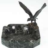 Marmor-Aschenbecher mit Bronze-Adler, 1920er Jahre, Ges.-H. 13,5 cm - фото 1