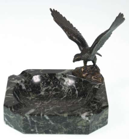 Marmor-Aschenbecher mit Bronze-Adler, 1920er Jahre, Ges.-H. 13,5 cm - photo 1 Marmor-Aschenbecher mit Bronze-Adler, 1920er Jahre, Ges.-H. 13,5 cm - photo 1