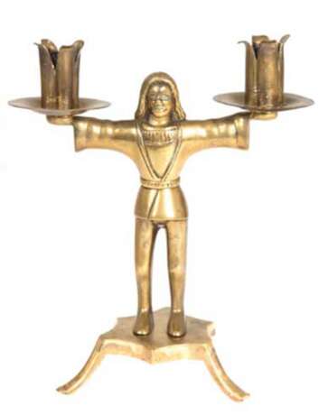 Kerzenleuchter, um 1920, Messing, über 6-passigem Stand auf 3 Füßen Männerfigur, der in den seitlich ausgestreckten Armen Kerzentüllen mit Traufschalen hält, H. 23 cm - photo 1 Kerzenleuchter, um 1920, Messing, über 6-passigem Stand auf 3 Füßen Männerfigur, der in den seitlich ausgestreckten Armen Kerzentüllen mit Traufschalen hält, H. 23 cm - photo 1