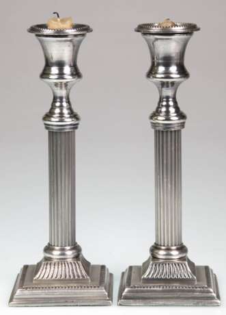 Paar Kerzenständer, versilbert, 1-flammig, quadratischer Stand, Schaft in Form einer Säule, Tülle mit Perlrand, Gebrauchspuren, H. 25 cm - photo 1 Paar Kerzenständer, versilbert, 1-flammig, quadratischer Stand, Schaft in Form einer Säule, Tülle mit Perlrand, Gebrauchspuren, H. 25 cm - photo 1