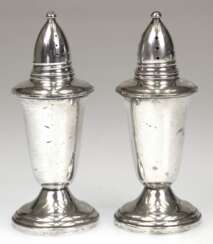 Salz- und Pfefferstreuer, bezeichnet mit Sterling, Crown, Weighted, mit Glaseinsätzen, guter gebrauchter Zustand, Höhe ca. 11 cm