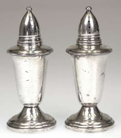 Salz- und Pfefferstreuer, bezeichnet mit Sterling, Crown, Weighted, mit Glaseinsätzen, guter gebrauchter Zustand, Höhe ca. 11 cm - photo 1 Salz- und Pfefferstreuer, bezeichnet mit Sterling, Crown, Weighted, mit Glaseinsätzen, guter gebrauchter Zustand, Höhe ca. 11 cm - photo 1