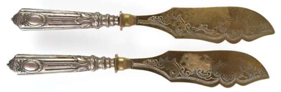 Butter- und Käsemesser, um 1900, 800er Silber-Griffe - photo 1 Butter- und Käsemesser, um 1900, 800er Silber-Griffe - photo 1