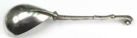 Rattenschwanz-Sahnelöffel, Silber, Hamburg 18. Jh., Meisterst. "Peters", reliefierter und ziselierter Stiel mit eingerolltem Ende, Laffe rücks. monogr. "I.P.", ca. 45 g, L. 16 cm - photo 1 Rattenschwanz-Sahnelöffel, Silber, Hamburg 18. Jh., Meisterst. "Peters", reliefierter und ziselierter Stiel mit eingerolltem Ende, Laffe rücks. monogr. "I.P.", ca. 45 g, L. 16 cm - photo 1