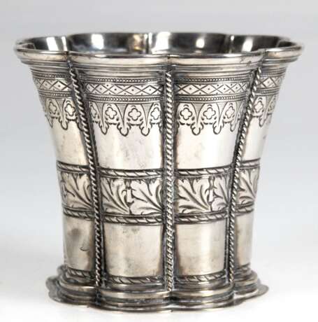 Margaretenbecher, 830er Silber, Dänemark 1949, Johannes Siggaard, achtpassig geschweifter, konisch ausschwingender Korpus mit profiliertem Lippenrand, durch 3 von Kordelbändern gerahmte Zierfriese gegliederte Wandung mit… - photo 1 Margaretenbecher, 830er Silber, Dänemark 1949, Johannes Siggaard, achtpassig geschweifter, konisch ausschwingender Korpus mit profiliertem Lippenrand, durch 3 von Kordelbändern gerahmte Zierfriese gegliederte Wandung mit… - photo 1