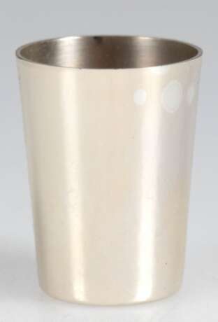 Schnapsbecher, 925er Silber, konische, glatte Wandung, Gew. 22 g, H. 4,7 cm - photo 1 Schnapsbecher, 925er Silber, konische, glatte Wandung, Gew. 22 g, H. 4,7 cm - photo 1