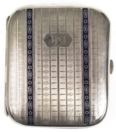 Zigaretten-Etui, Alpacca, um 1920, mit ornamentalem und blauem Emaille-Dekor, monogr. "HM", 9x7,5x1,7 cm - photo 1 Zigaretten-Etui, Alpacca, um 1920, mit ornamentalem und blauem Emaille-Dekor, monogr. "HM", 9x7,5x1,7 cm - photo 1