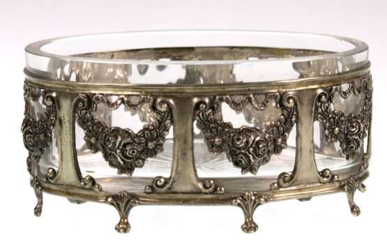 Schale, oval, 835er Silber, mit Glaseinsatz, auf 8 Füßchen, durchbrochener Rankendekor, Gew. (ohne Glas) 88 g, ges. 6x12x8,5 cm - photo 1 Schale, oval, 835er Silber, mit Glaseinsatz, auf 8 Füßchen, durchbrochener Rankendekor, Gew. (ohne Glas) 88 g, ges. 6x12x8,5 cm - photo 1