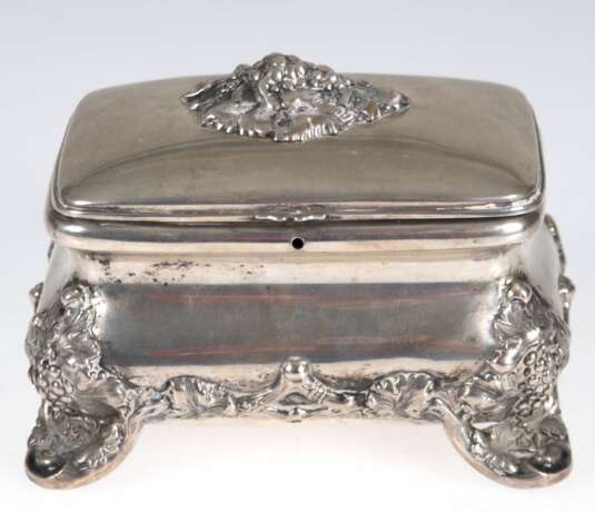 Biedermeier-Zuckerdose, 12 Lot Silber, innen vergoldet, auf 4 Füßen, im unteren Bereich Weintraubenrelief, Scharnierdeckel mit halbplastischer Weintraube als Bekrönung, Schloss fehlt, Ges.-Gew. 212 g, 9,5x13,5x9 cm - photo 1 Biedermeier-Zuckerdose, 12 Lot Silber, innen vergoldet, auf 4 Füßen, im unteren Bereich Weintraubenrelief, Scharnierdeckel mit halbplastischer Weintraube als Bekrönung, Schloss fehlt, Ges.-Gew. 212 g, 9,5x13,5x9 cm - photo 1