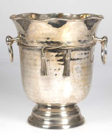 Sektkühler, versilbert, runder getreppter Stand, Korpus mit Hammerschlagdekor, gewelltem Rand und seitl. Ringhenkeln, H. 25 cm, Dm. 20 cm - photo 1 Sektkühler, versilbert, runder getreppter Stand, Korpus mit Hammerschlagdekor, gewelltem Rand und seitl. Ringhenkeln, H. 25 cm, Dm. 20 cm - photo 1