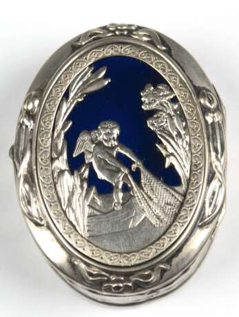 Pillendose, oval, 800er Silber mit blauer Emaille, mit figürlichem und floralem Dekor, innen mit Widmung dat. 1914/15, Ges.-Gew. 31,9 g, 2,1x5x3,8 cm - photo 1 Pillendose, oval, 800er Silber mit blauer Emaille, mit figürlichem und floralem Dekor, innen mit Widmung dat. 1914/15, Ges.-Gew. 31,9 g, 2,1x5x3,8 cm - photo 1