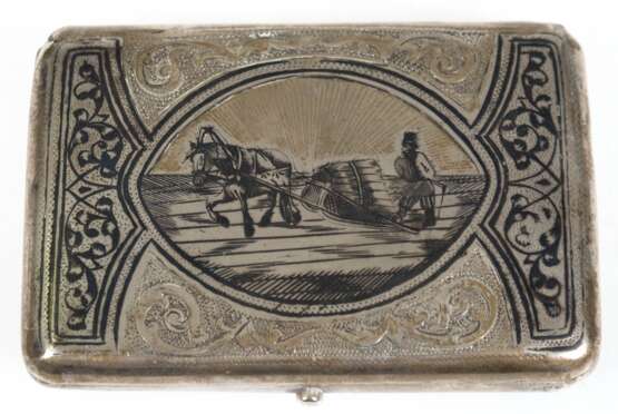 Zigarettenetui, Rußland, 84 Zol., innen vergoldet, figürlicher und geometrischer Niello-Dekor, Deckel und Ecken gedellt, 2x Riß, Gew. 98 g, 2x9,5x6,5 cm - photo 1 Zigarettenetui, Rußland, 84 Zol., innen vergoldet, figürlicher und geometrischer Niello-Dekor, Deckel und Ecken gedellt, 2x Riß, Gew. 98 g, 2x9,5x6,5 cm - photo 1