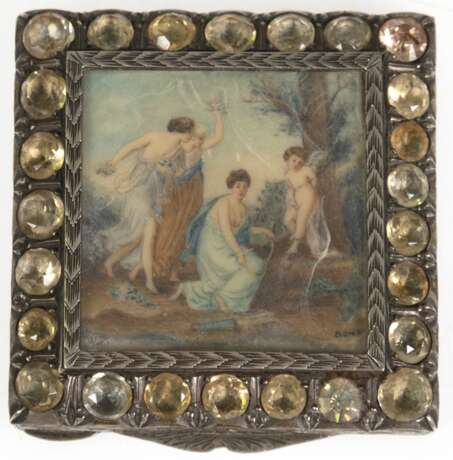 Schminkdose, Ende 19. Jh., 800er Silber, innen vergoldet, auf Deckel amouröse Miniaturmalerei hinter Glas, umrandet von 25 Farbschmucksteinen, Boden mit Akanthusblatt- und Floraldekor, 1,8x7,2x7,2 cm - photo 1 Schminkdose, Ende 19. Jh., 800er Silber, innen vergoldet, auf Deckel amouröse Miniaturmalerei hinter Glas, umrandet von 25 Farbschmucksteinen, Boden mit Akanthusblatt- und Floraldekor, 1,8x7,2x7,2 cm - photo 1