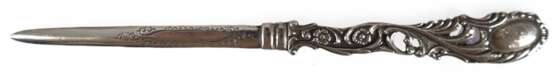 Brieföffner, 835er Silber, floraler Dekor, Monogr. "NG", Gew. 30,2 g, L. 17,5 cm - photo 1 Brieföffner, 835er Silber, floraler Dekor, Monogr. "NG", Gew. 30,2 g, L. 17,5 cm - photo 1