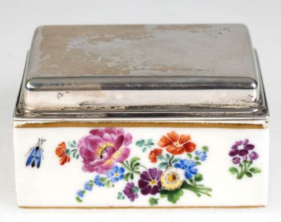Meissen-Dose, 19. Jh., umlaufend polychrome Blumen- und Insektenmalerei, blaue Knaufschwertermarke, 925er Silber-Deckel mit Gew. von 72 g ergänzt, ges. 4,5x8,4x6,2 cm - photo 1 Meissen-Dose, 19. Jh., umlaufend polychrome Blumen- und Insektenmalerei, blaue Knaufschwertermarke, 925er Silber-Deckel mit Gew. von 72 g ergänzt, ges. 4,5x8,4x6,2 cm - photo 1