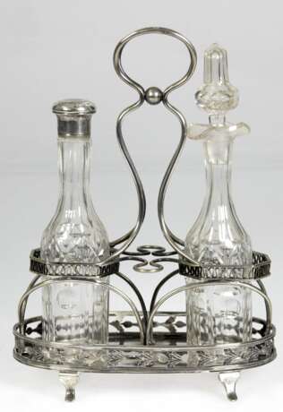 Menage, Silber, Hamburg 19. Jh., Dellevie (Meister seit 1829), oval auf 4 Füßchen, durchbrochene Ränder, mittige Handhabe, Gew. 356 g, dazu 2 Flakons, mit geometrischem Schliff, mit Hohlstopfen bzw. Silber-Streukopf, 24x… - photo 1 Menage, Silber, Hamburg 19. Jh., Dellevie (Meister seit 1829), oval auf 4 Füßchen, durchbrochene Ränder, mittige Handhabe, Gew. 356 g, dazu 2 Flakons, mit geometrischem Schliff, mit Hohlstopfen bzw. Silber-Streukopf, 24x… - photo 1