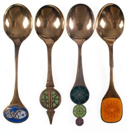 4 Jahreslöffel, Robbe & Berking, 925er Silber vergoldet, 1969, 1970, 1973 und1974, Stielende emailliert, 1x besch., Ges. Gew. 236 g - photo 1 4 Jahreslöffel, Robbe & Berking, 925er Silber vergoldet, 1969, 1970, 1973 und1974, Stielende emailliert, 1x besch., Ges. Gew. 236 g - photo 1