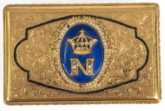 Dose, Frankreich Ende 19. Jh., wohl Messing vergoldet, undeutl. punziert, vollflächig mit Akanthusblattdekor, auf Deckel blau emailliertes Medaillon mit bekröntem "N", mit Ziersteinbesatz 1x fehlt und einige er… - photo 1 Dose, Frankreich Ende 19. Jh., wohl Messing vergoldet, undeutl. punziert, vollflächig mit Akanthusblattdekor, auf Deckel blau emailliertes Medaillon mit bekröntem "N", mit Ziersteinbesatz 1x fehlt und einige er… - photo 1