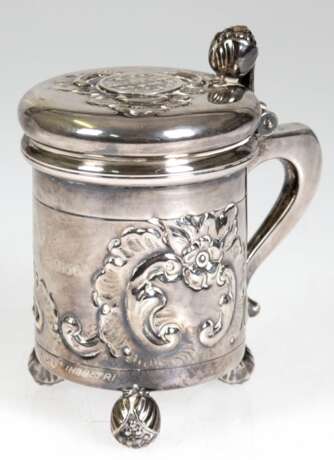 Kleiner Deckelhumpen mit Münze, 84 Zol. Silber, Beschau Moskau 1880-84, zylindrischer Korpus auf 3 Granatapfelfüßen, auf Wandung reliefierte Rocaillen sowie Widmungsgravur, Gew. 185 g, H. 12 cm - Foto 1 Kleiner Deckelhumpen mit Münze, 84 Zol. Silber, Beschau Moskau 1880-84, zylindrischer Korpus auf 3 Granatapfelfüßen, auf Wandung reliefierte Rocaillen sowie Widmungsgravur, Gew. 185 g, H. 12 cm - Foto 1