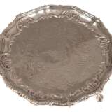 Tablett auf 3 Füßen, versilbert, rund, reliefiert, H. 3 cm, Dm. 20,5 cm - фото 1