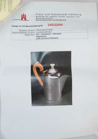 Kanne, 19. Jh., Silber (geprüft), zylindrischer Korpus mit Adelswappen und bekröntem Monogramm "H", Ohrenhenkel und Deckelknauf aus Bein (mit Zertifikat von 2022), Ges.-Gew. 478 g, H. 17 cm - фото 2 Kanne, 19. Jh., Silber (geprüft), zylindrischer Korpus mit Adelswappen und bekröntem Monogramm "H", Ohrenhenkel und Deckelknauf aus Bein (mit Zertifikat von 2022), Ges.-Gew. 478 g, H. 17 cm - фото 2