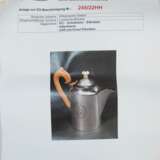 Kanne, 19. Jh., Silber (geprüft), zylindrischer Korpus mit Adelswappen und bekröntem Monogramm "H", Ohrenhenkel und Deckelknauf aus Bein (mit Zertifikat von 2022), Ges.-Gew. 478 g, H. 17 cm - фото 2