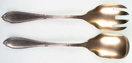 Salat-Besteck, Perlrand und Kreuzband, um 1920, 60er Auflage, Laffen vergoldet, L. 25 cm - фото 1 Salat-Besteck, Perlrand und Kreuzband, um 1920, 60er Auflage, Laffen vergoldet, L. 25 cm - фото 1