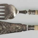 Fischvorleger, versilbert, 1920 Jahre, reich floral reliefierte Laffen, L. 24,5 cm und 31 cm - photo 1