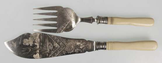 Fischvorleger, versilbert, 1920 Jahre, reich floral reliefierte Laffen, L. 24,5 cm und 31 cm - photo 1