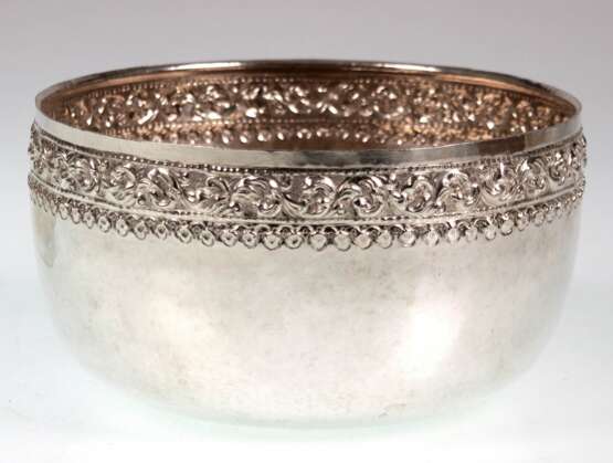 Schale, rund, Silber (geprüft), Thailand, Handarbeit, leichter Hammerschlagdekor und Reliefkante, Gew. 220 g, H. 9 cm, Dm. 16 cm - фото 1 Schale, rund, Silber (geprüft), Thailand, Handarbeit, leichter Hammerschlagdekor und Reliefkante, Gew. 220 g, H. 9 cm, Dm. 16 cm - фото 1