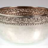 Schale, rund, Silber (geprüft), Thailand, Handarbeit, leichter Hammerschlagdekor und Reliefkante, Gew. 220 g, H. 9 cm, Dm. 16 cm - фото 1