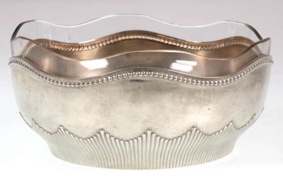 Schale, rund, 800er Silber, innen vergoldet, gewellter Rand, Wandung mit Rillendekor und Perlrand, Glaseinsatz mit gewelltem Rand und Sternschliff, Gew. (ohne Glasschale) 320 g, Ges.-H. 9 cm, Dm. 20 cm - фото 1