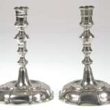 Paar Barock-Leuchter, 1-kerzig, Silber (geprüft), um 1720, runder, aufgewölbter Fuß mit geschwungenen Kanten, gegliederter Schaft in kantige Tülle übergehend, Ges-Gew. ca. 610 g, H. 19 cm - фото 1