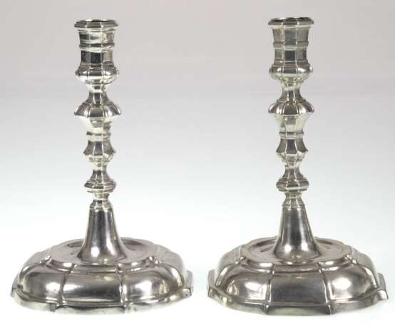 Paar Barock-Leuchter, 1-kerzig, Silber (geprüft), um 1720, runder, aufgewölbter Fuß mit geschwungenen Kanten, gegliederter Schaft in kantige Tülle übergehend, Ges-Gew. ca. 610 g, H. 19 cm - фото 1 Paar Barock-Leuchter, 1-kerzig, Silber (geprüft), um 1720, runder, aufgewölbter Fuß mit geschwungenen Kanten, gegliederter Schaft in kantige Tülle übergehend, Ges-Gew. ca. 610 g, H. 19 cm - фото 1